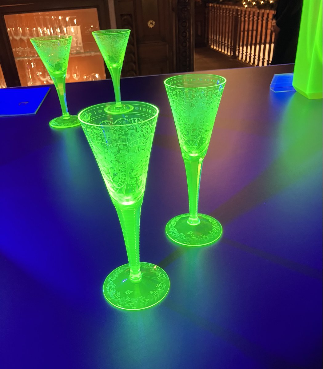 チェコのウランガラスも是非！🇨🇿💓 アクセサリーにも使用されていて