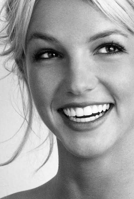 Yes, we would love to see Britney back in the music world, shining on stage as she always has, but above all we must respect her wishes, wishes that have been thwarted for a long time by her own family.

Britney Spears is a legacy, a story, a legend, but above all she is a person