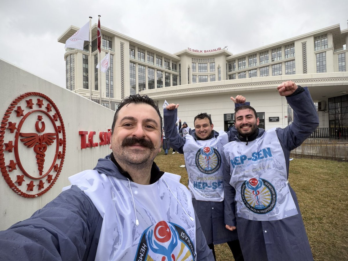 📌 Yer :  T.C. SAĞLIK BAKANLIĞI

📌 Konu :  Atama Bekleyen Sağlık Profesyonelleri

📌Hava Durumu : Şiddetli Rüzgar ve Sağnak Yağış. 🌪️🌧️🌪️🌧️🌪️🌧️

Yağmurluklarımızla, önlüklerimizle, kalbimizle, onurumuzla, duruşumuz ile bir kez daha ÖHDER ve SADEP Platformu ile meydandaydık.

O