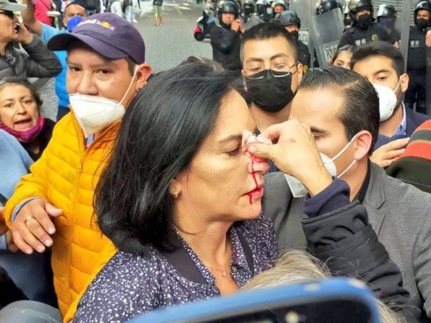 YusebYong's tweet photo. En 2021 por defender el presupuesto de la Alcaldía Álvaro Obregón, @lialimon fue golpeada.

Por defender al INAI en 2023, Guadalupe Saldaña fue golpeada en el Senado.

Por hacer el reordenamiento de la Alcaldía Cuauhtémoc @AlessandraRdlv fue golpeada.

Todas de oposición 😢 https://t.co/xokB1Kqdyn