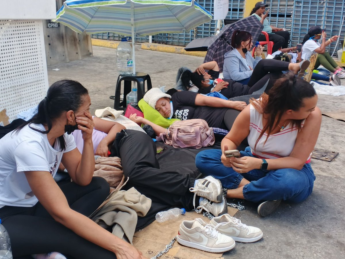 RHelicoide's tweet photo. ACTUALIZACIÓN | ZONA 7.📍

Así se encuentran los familiares de presos políticos a las afueras del centro de reclusión Zona 7, luego de una huelga de hambre iniciada este 14 de febrero a las 6:00am en Zona 7.

La libertad tiene que ser PARA TODOS.

¡QUÉ SEAN TODOS!

#QueSeanTodos #LibertadParaTodos