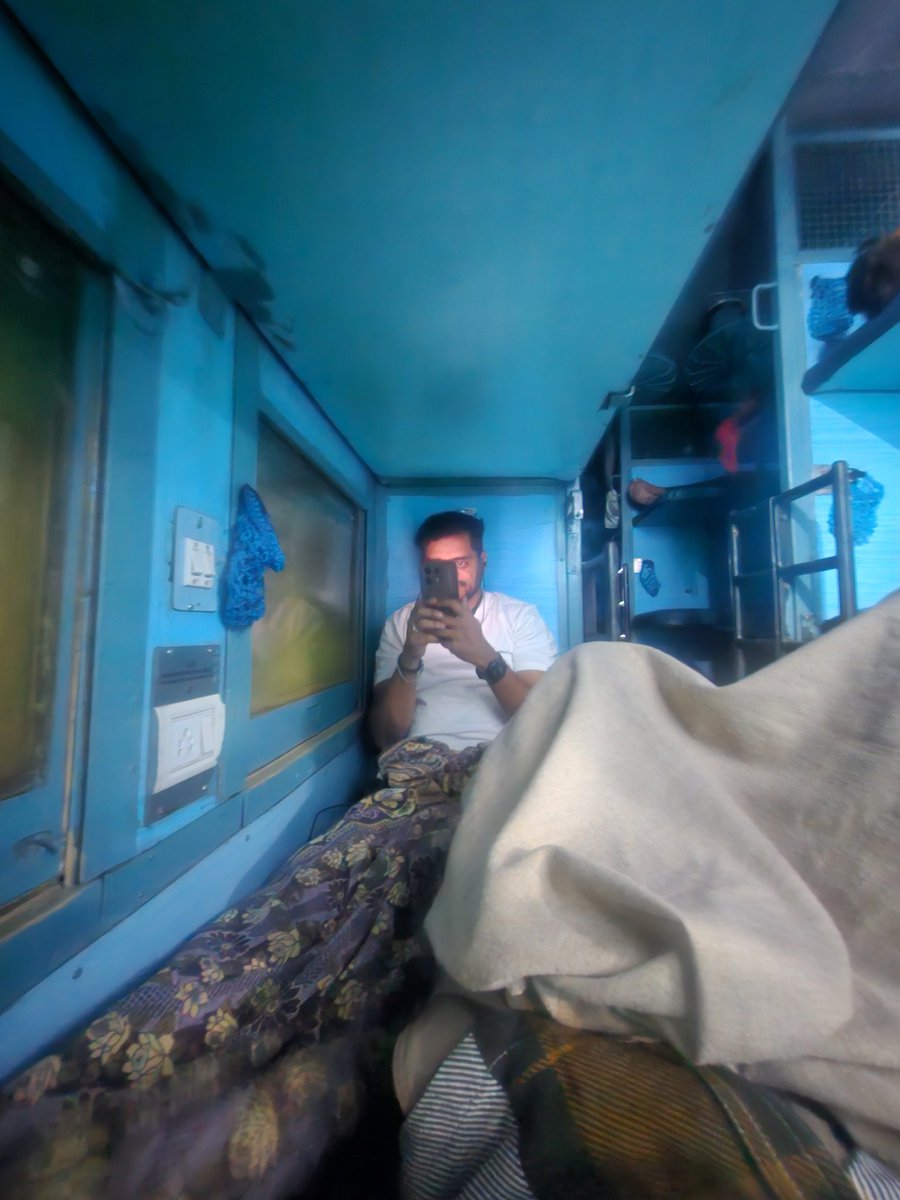 m_heggeri's tweet photo. Paid a full ticket amount for half seat.. Scrap #RAC. worst concept...
Plz understand the middle class problem 🙏🏻 @narendramodi @AshwiniVaishnaw @IRCTCofficial @RailMinIndia @SWRRLY https://t.co/4PxLGNarNK