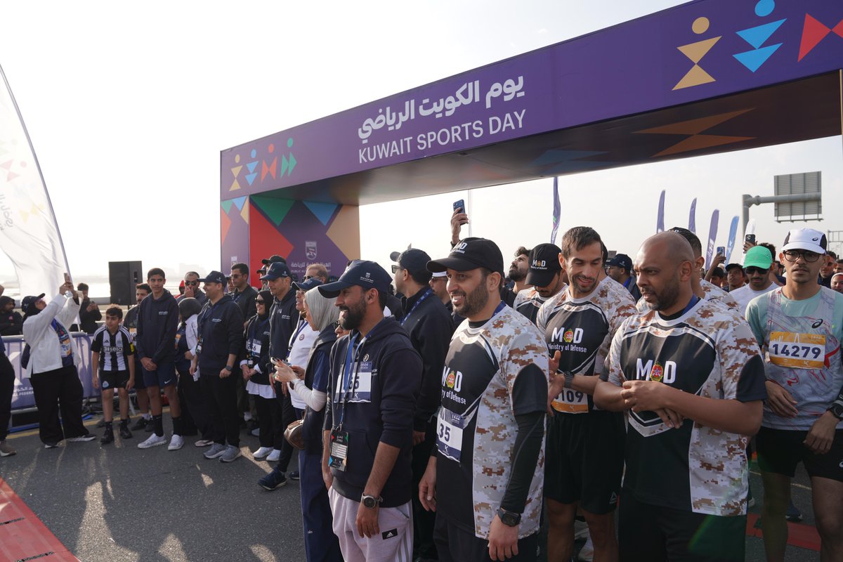 KuwaitArmyGHQ's tweet photo. شارك الجيش الكويتي في فعاليات يوم الكويت الرياضي بنسخته الثالثة، التي أُقيمت صباح اليوم السبت على جسر الشيخ جابر الأحمد، بمشاركة واسعة من مختلف الفئات العمرية، وبحضور وزير الدولة لشؤون الشباب والرياضة الدكتور طارق الجلاهمة.

وتأتي مشاركة الجيش الكويتي تأكيدًا على دعمه المستمر للأنشطة الوطنية والمجتمعية، وتعزيزًا لثقافة الرياضة وأهميتها في ترسيخ مفاهيم الصحة وجودة الحياة، لا سيما تزامنًا مع احتفالات البلاد بالذكرى الـ65 للعيد الوطني والـ35 ليوم التحرير.

وجسّدت مشاركة منتسبي الجيش الكويتي روح الانضباط والجاهزية والتفاعل الإيجابي في سباقي المشي والدراجات الهوائية، في صورة تعكس التلاحم المجتمعي والعمل بروح الفريق الواحد، إلى جانب مختلف الجهات الحكومية والخاصة، بما يسهم في إنجاح الفعاليات الوطنية ويعزز قيم الترابط والتكاتف بين أبناء الوطن.

#الجيش_الكويتي
#يوم_الكويت_الرياضي