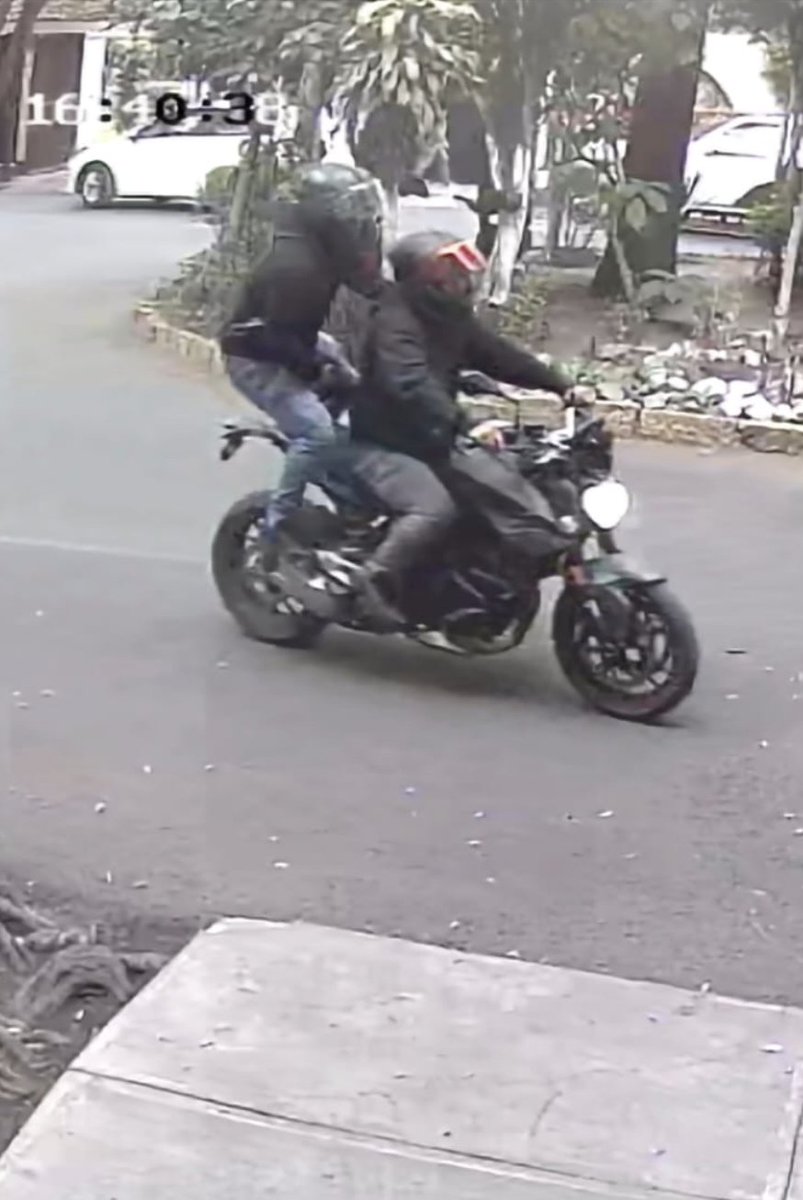 Asaltantes operan sin temor alguno en calles de la colonia Del Valle de la alcaldía Benito Juárez pistola en mano despojan a peatones de pertenencias y escapan tranquilamente en la ciudad donde según los políticos los índices delictivos están a la baja.