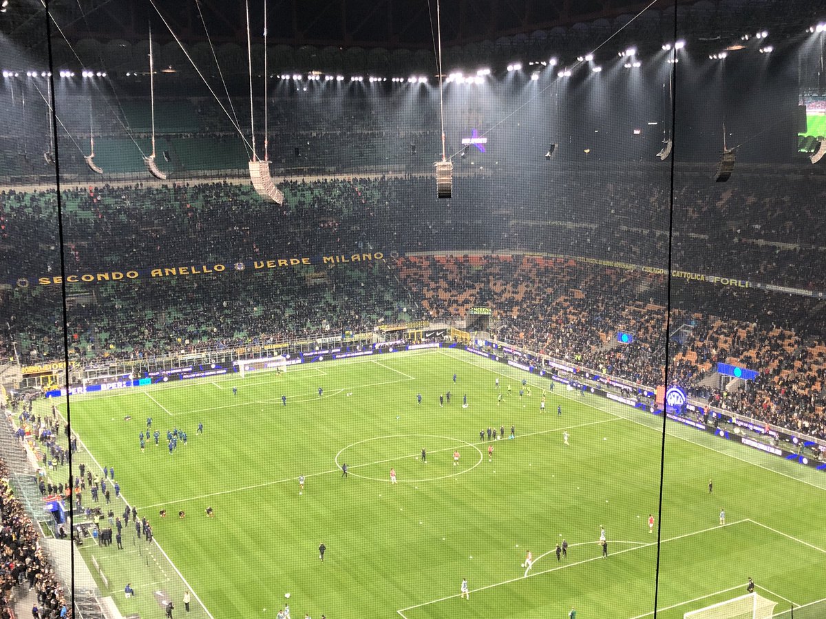 Alla piccionaia hanno messo pure la rete. Adesso gli omini del Subbuteo si vedono attraverso il pattern a quadretti.