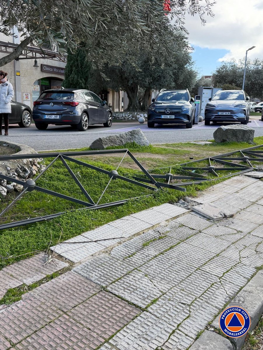 MarisaGonzalezM's tweet photo. Esta mañana junto con @PolMoralzarzal, hemos atendido todas las incidencias registradas a causa del fuerte viento.

Las actuaciones han estado relacionadas principalmente con caídas de árboles, desprendimientos y caída de muros, entre otras incidencias.

#lasprotescuentan https://t.co/5yKe7F2LGr