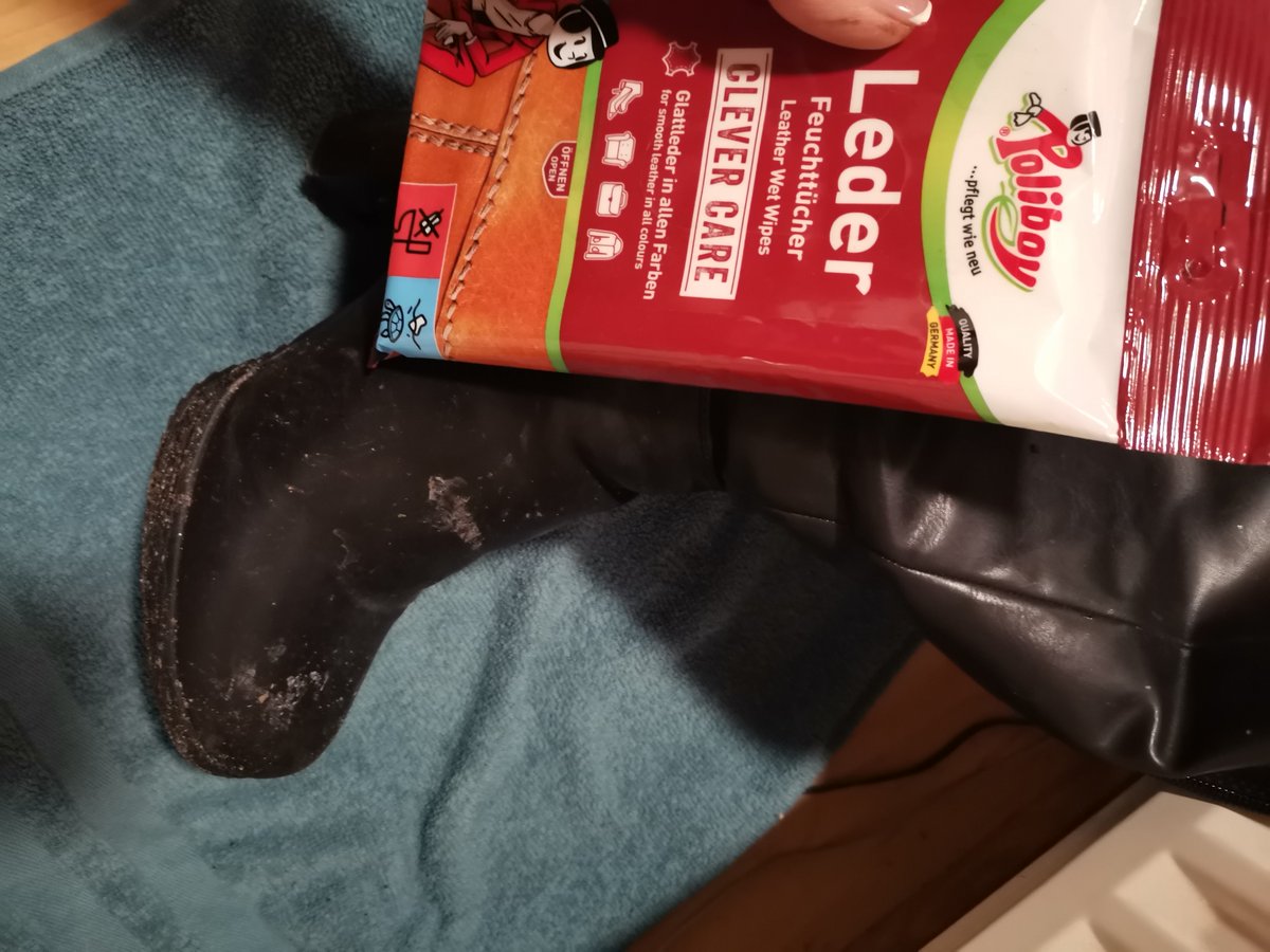 Zoey133967's tweet photo. Na immerhin haben mich zwei neue Anwärter etwas aufgemuntert 🤭🤑

Die beiden dürften also die Tücher nutzen, der Rest kann zusehen wie sie die Stiefel sauber bekommen 💅 https://t.co/pXr6MHBTSr