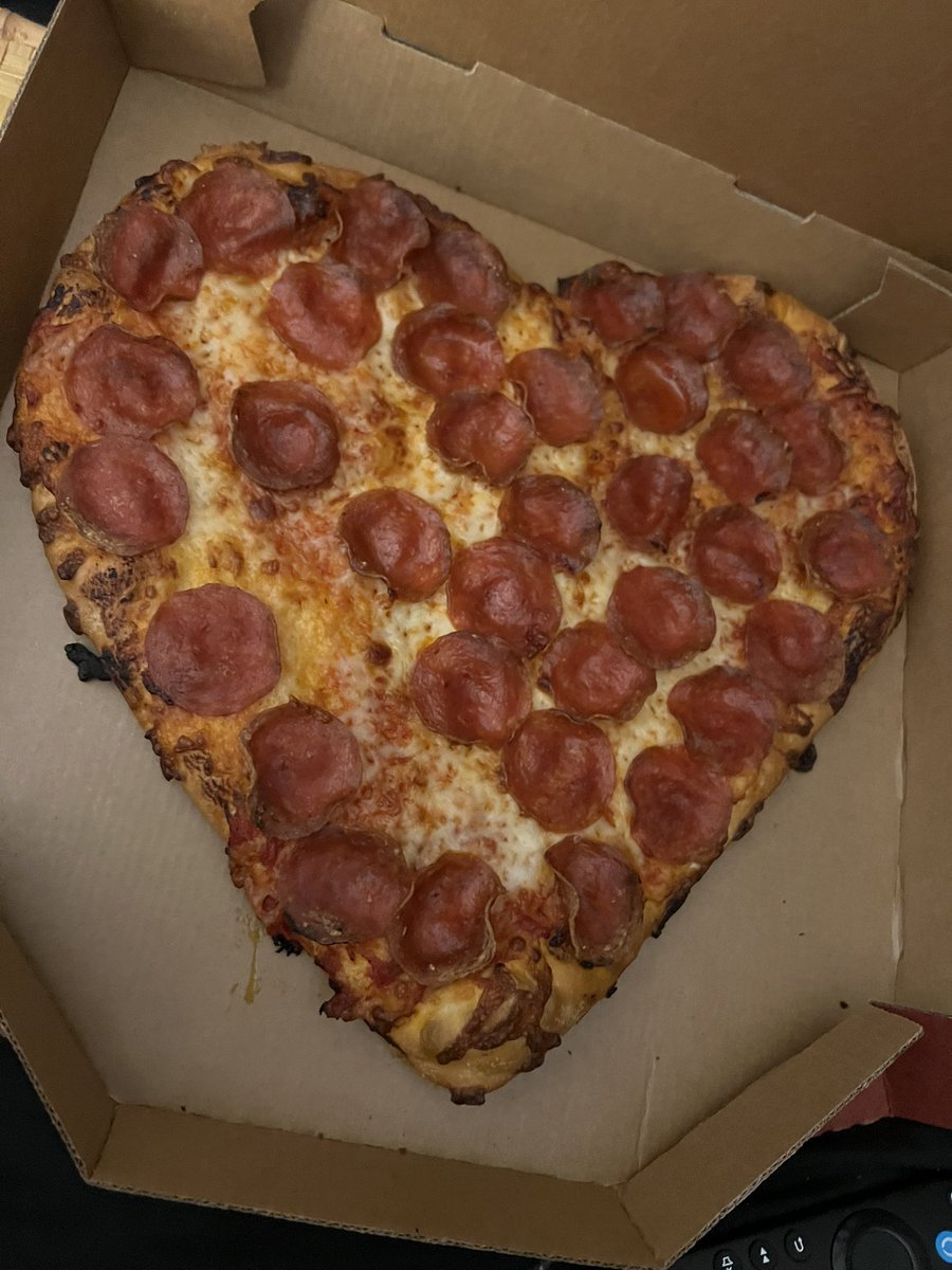MissBooshie's tweet photo. Like really @pizzahut this looks &amp; taste horrible. https://t.co/GdMl4IoY9W