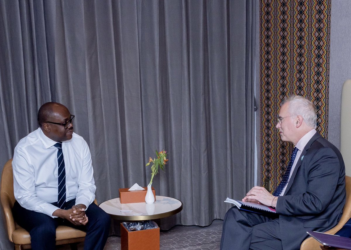PrimatureRwanda's tweet photo. On the sidelines of the African Union Summit, Prime Minister Nsengiyumva met with Dr. Richard Hatchett, CEO of CEPI (the Coalition for Epidemic Preparedness Innovations), a global partnership that supports the development of vaccines against emerging epidemic and pandemic threats and strengthens rapid outbreak response.

They discussed continued collaboration to further reinforce Rwanda’s and Africa’s preparedness and response capacity, including clinical research, regulatory readiness, and faster vaccine development and access during health emergencies.
-‐-----------------------------------
Mu Nama y’Umuryango wa Afurika Yunze Ubumwe, Minisitiri w’Intebe Nsengiyumva yahuye na Dr. Richard Hatchett, Umuyobozi Mukuru wa CEPI, ihuriro rigamije ubufatanye mpuzamahanga mu gukora inkingo zirwanya indwara z’ibyorezo ndetse no gutanga ubutabazi bwihuse igihe hadutse icyorezo.

Baganiriye ku gukomeza ubufatanye mu kurushaho kongera ubushobozi bw’u Rwanda na Afurika bwo kwitegura no guhangana n’ibyorezo, harimo gukora ubushakashatsi mu rwego rw'ubuvuzi, gushyiraho amategeko ya ngombwa no kwihutisha ikorwa n’itangwa ry’inkingo mu gihe habayeho ibyorezo bitunguranye.