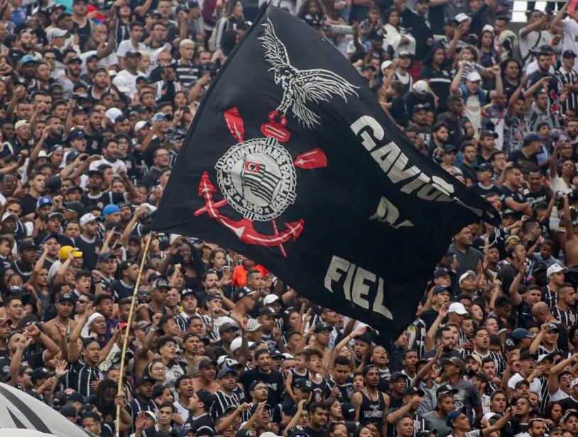 liberta___depre's tweet image. Memphis Depay em entrevista à Romário TV, sobre a torcida do Corinthians. 

"Em termo de impacto e grandeza, o Corinthians se compara com Barcelona e Manchester. Em termos de torcida, não dá pra comparar. Joguei em grandes estádios, com mais 100 mil pessoas. Nunca vi o que vejo