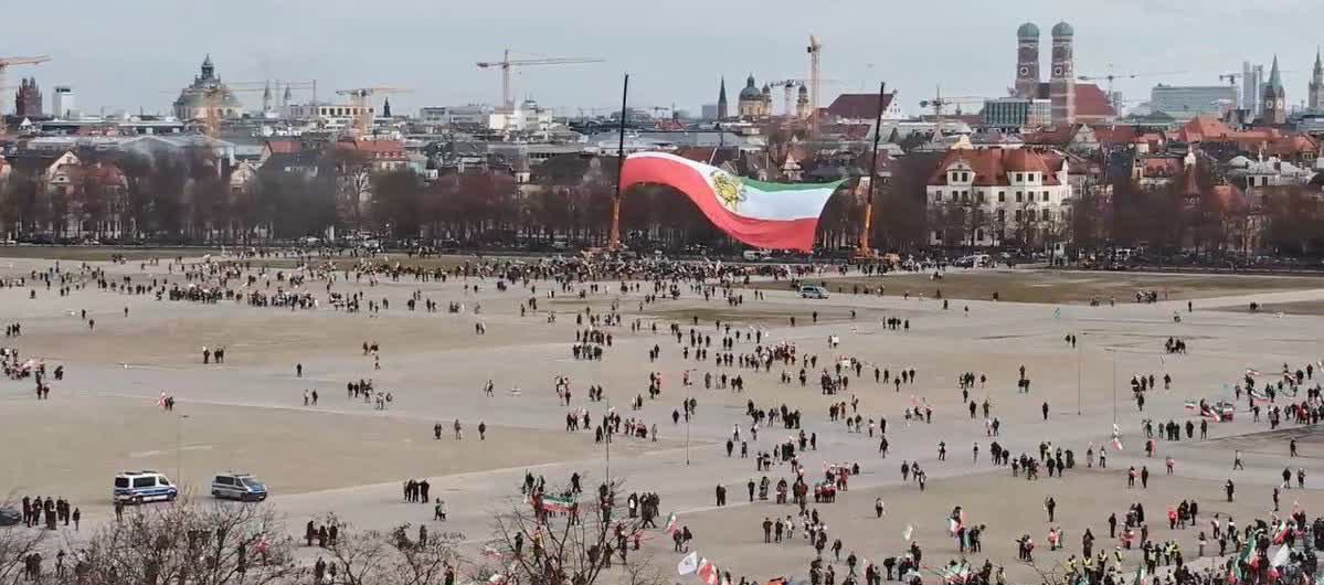 این همه دادار دودور، این همه تبلیغ و هزینه و اتوبوس آدم آوردن…
این همه پست و توییت برای چی؟
آخرش همین چند نفر تو #سیرک_مونیخ جمع شدن 🤣🤣🤣