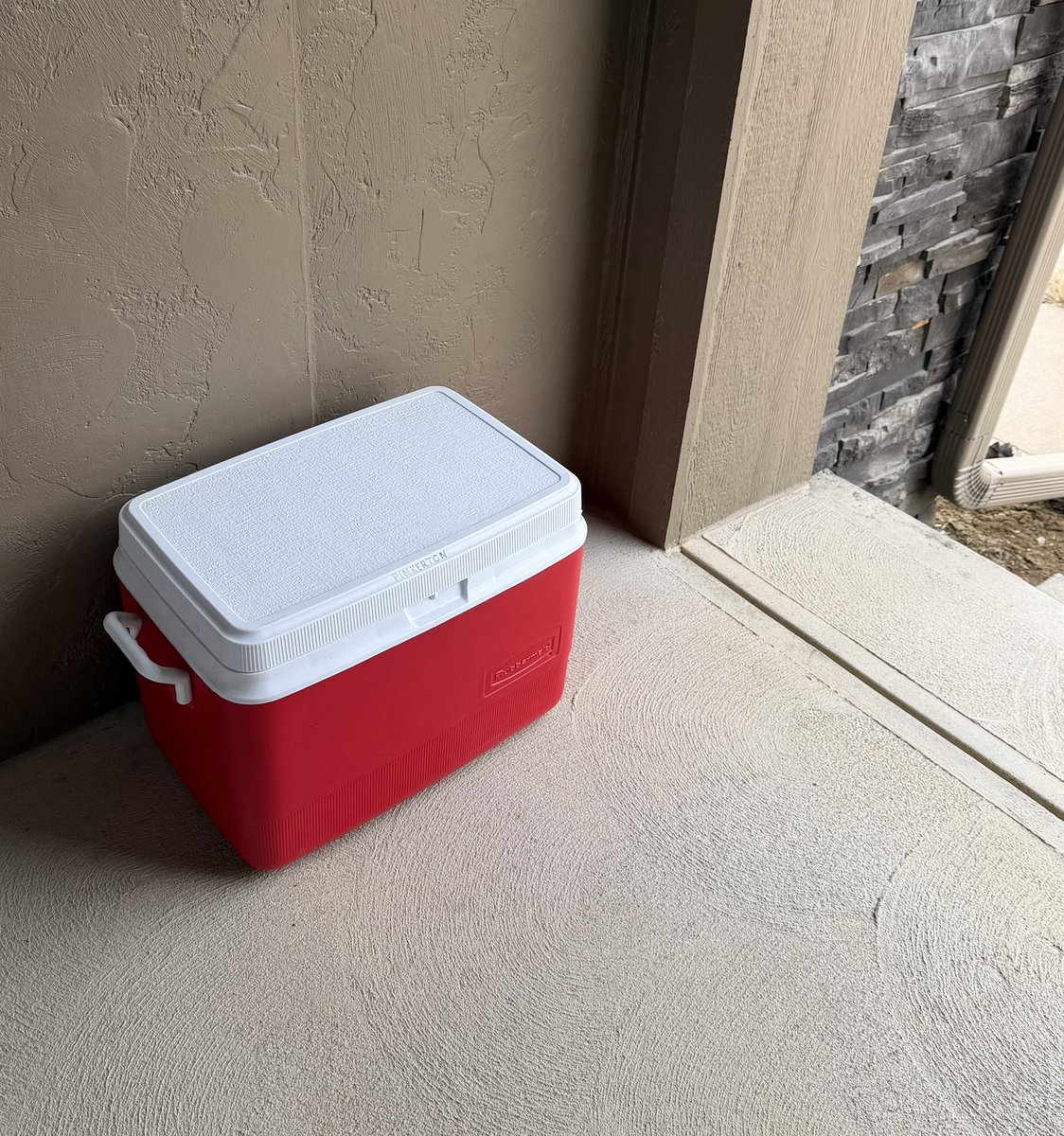 Left a cooler out in case any of my secret admirers wanted to gift me some good local craft beer. 

#drinknebraskabeer <a href="/nebraskabrewers/">Nebraska Craft Brewers Guild</a> #ValentinesDay