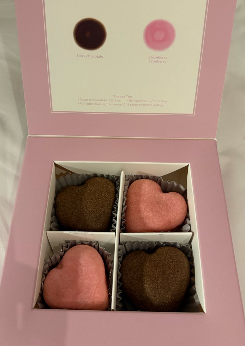 NABORIのバレンタインのお裾分けもらった✨甘さ控えめで中はしっとりで