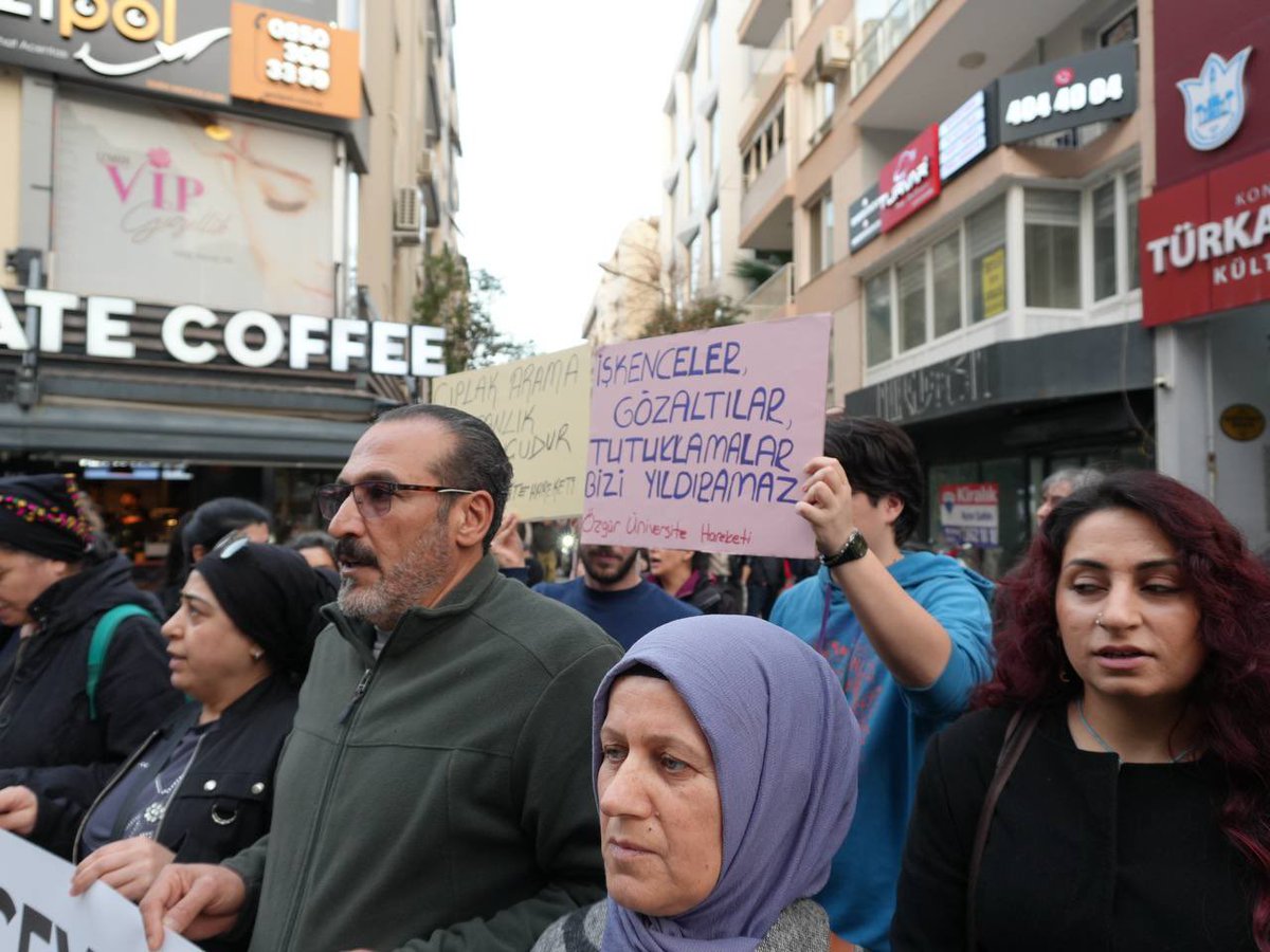 tja_izmir's tweet photo. Rojava saldırıları sırasında dijital medyada dayanışma gösteren,fonuna Kürtçe şarkı ekleyen çocuklar tutuklanıyor! Çocukları koruması gereken sistem,çocukları cezalandırıyor!
Haklarımızı savunmaya devam edeceğiz.
Şiddeti normalleştirenlere karşı mücadeleyi büyüteceğiz.
@tjamerkez https://t.co/vOPiWJBJ4j