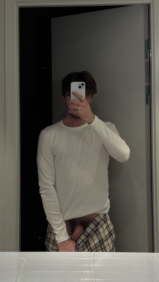 Tomvna1's tweet photo. valentine’s alone but thank you for the 1k 🤍 https://t.co/w4Gw8VKf8i