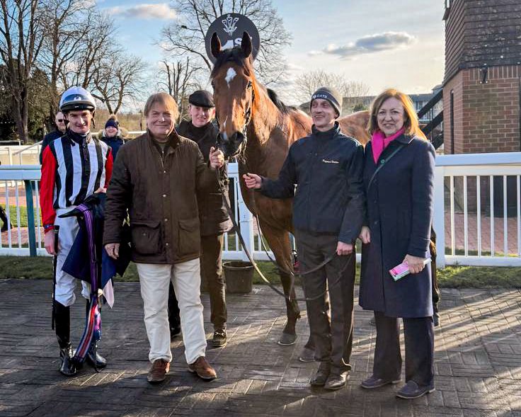 james_fanshawe's tweet photo. 𝐖𝐢𝐧𝐧𝐞𝐫: 𝐇𝐞𝐚𝐭𝐡𝐜𝐥𝐢𝐟𝐟 🥇

It’s a first and third @LingfieldPark for Team Fanshawe with Heathcliff winning for owners Mike &amp; Michelle Morris &amp; Jan &amp; Peter Hopper, and Willem Twee following him home in third!

Well done Daniel, groom Corbin and all the team! https://t.co/YEyNPudhqD