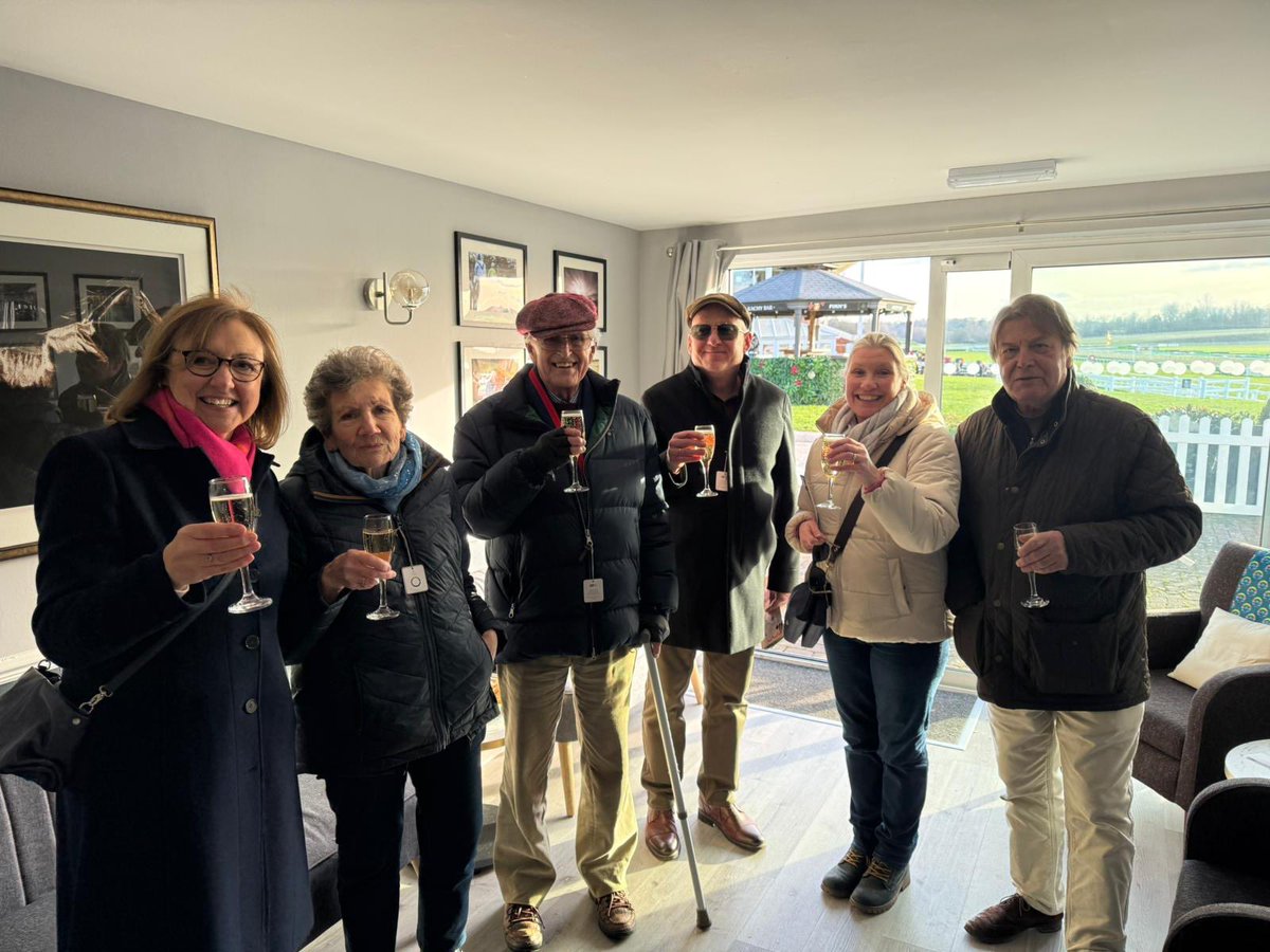 james_fanshawe's tweet photo. 𝐖𝐢𝐧𝐧𝐞𝐫: 𝐇𝐞𝐚𝐭𝐡𝐜𝐥𝐢𝐟𝐟 🥇

It’s a first and third @LingfieldPark for Team Fanshawe with Heathcliff winning for owners Mike &amp; Michelle Morris &amp; Jan &amp; Peter Hopper, and Willem Twee following him home in third!

Well done Daniel, groom Corbin and all the team! https://t.co/YEyNPudhqD