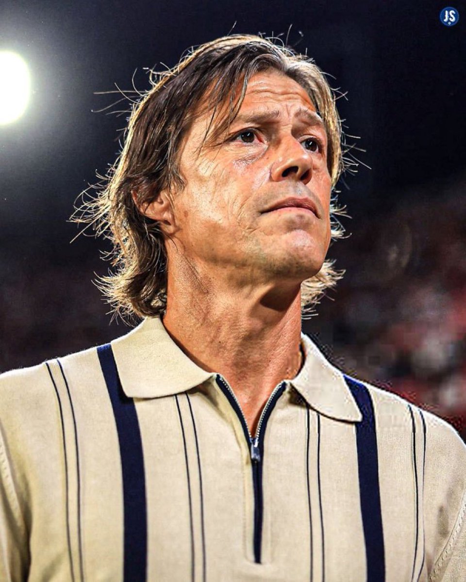 HUEVOS. 

Pedíamos a un tío que pidiese el respeto que este escudo merece y este tío le echa huevos a quien haga falta por el escudo de nuestro Sevilla.

BIEN AHÍ, MATÍAS.