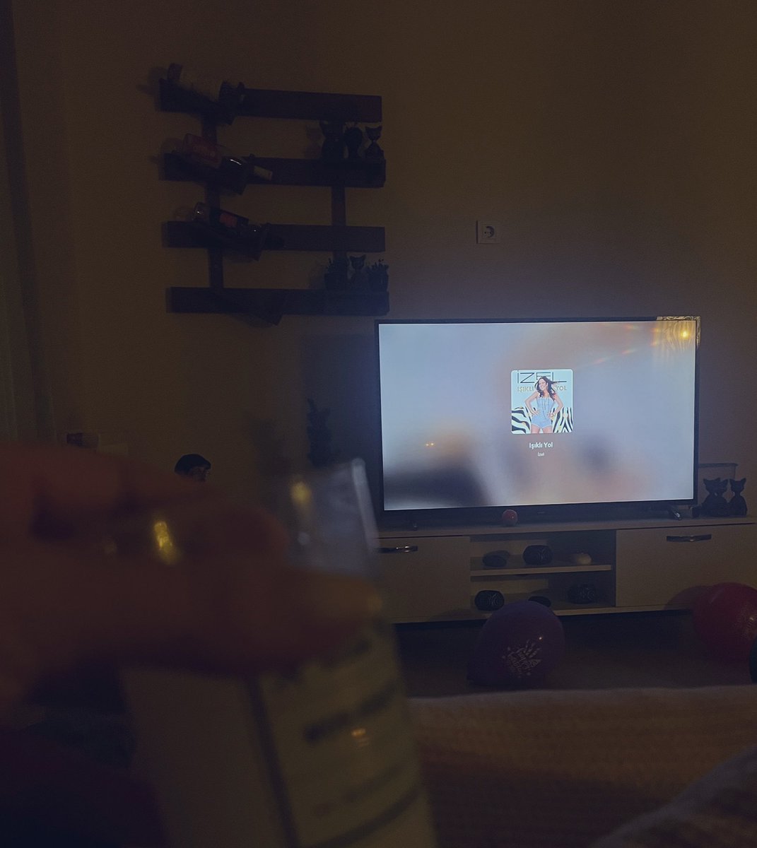 Şimdi o sevdiğim ışıklı yolu
Yalnız mı yüreyeceğim