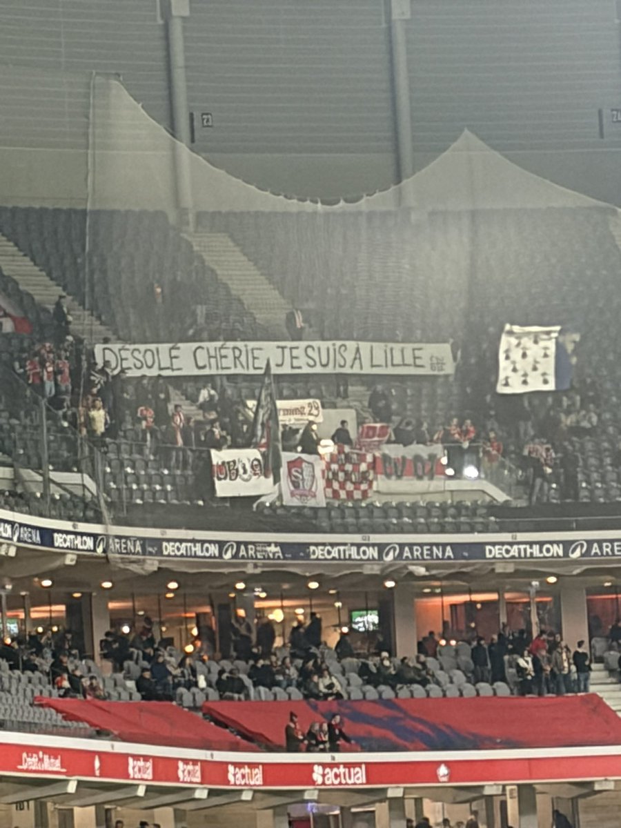 𝗗𝗘́𝗦𝗢𝗟𝗘́ 𝗖𝗛𝗘́𝗥𝗜𝗘, 𝗝𝗘 𝗦𝗨𝗜𝗦 𝗔̀ 𝗟𝗜𝗟𝗟𝗘 » 💔🤣🤣  

La banderole des supporters brestois qui ont fait leur choix pour la Saint-Valentin 😭😭

📸 <a href="/Tho_Mas_59/">Thomas 🇫🇷</a>