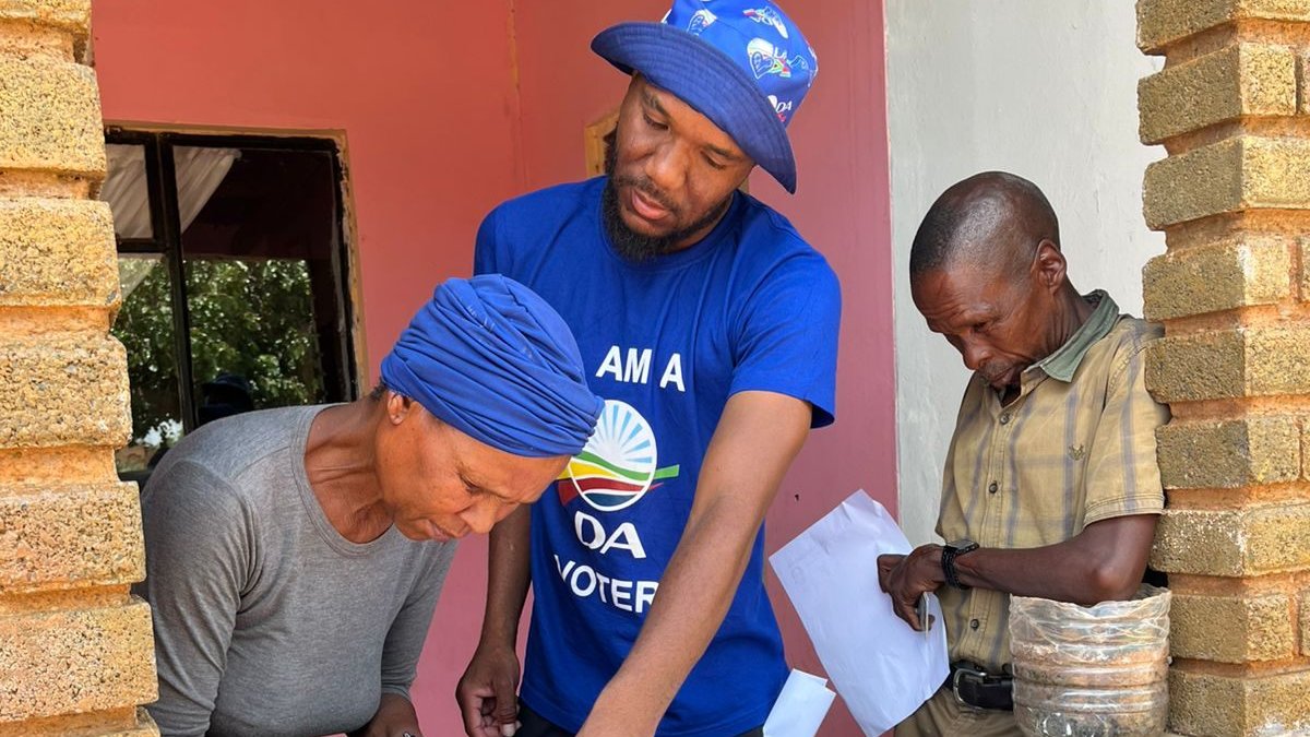 DA_NCape's tweet image. Taking change to every corner of our province☑️

From Bankhara, Ga-Segonyana, to Joe Morolong, we are meeting residents and sharing a clear plan to fix what is broken - register to vote DA and be part of the change our municipalities so desperately need. 💙🗳️
 
#RegistertoVoteDA