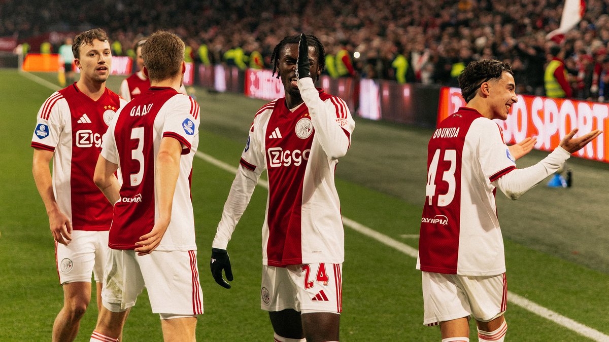 L'Ajax est belge ce soir. 🇧🇪😍

7' 1-0 ⚽ Mokio 🎯 Dolberg
14' 2-0 ⚽ Bounida 🎯 Godts
24' 3-0 ⚽ Godts 🎯 Mokio