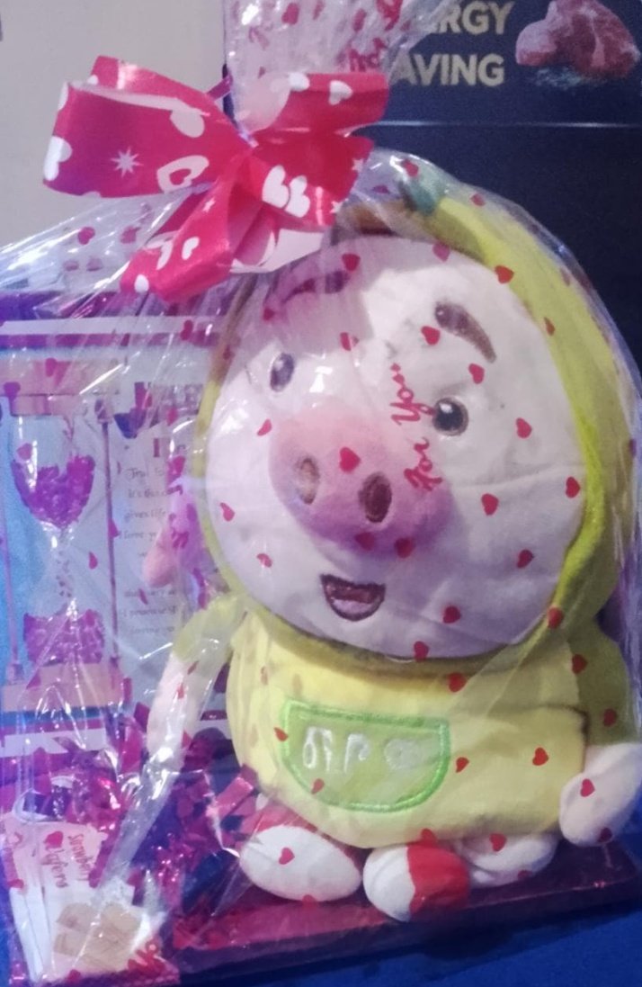 Na  mkichagua gifts mnaagalia  events, huyu amepewa gift ya Halloween