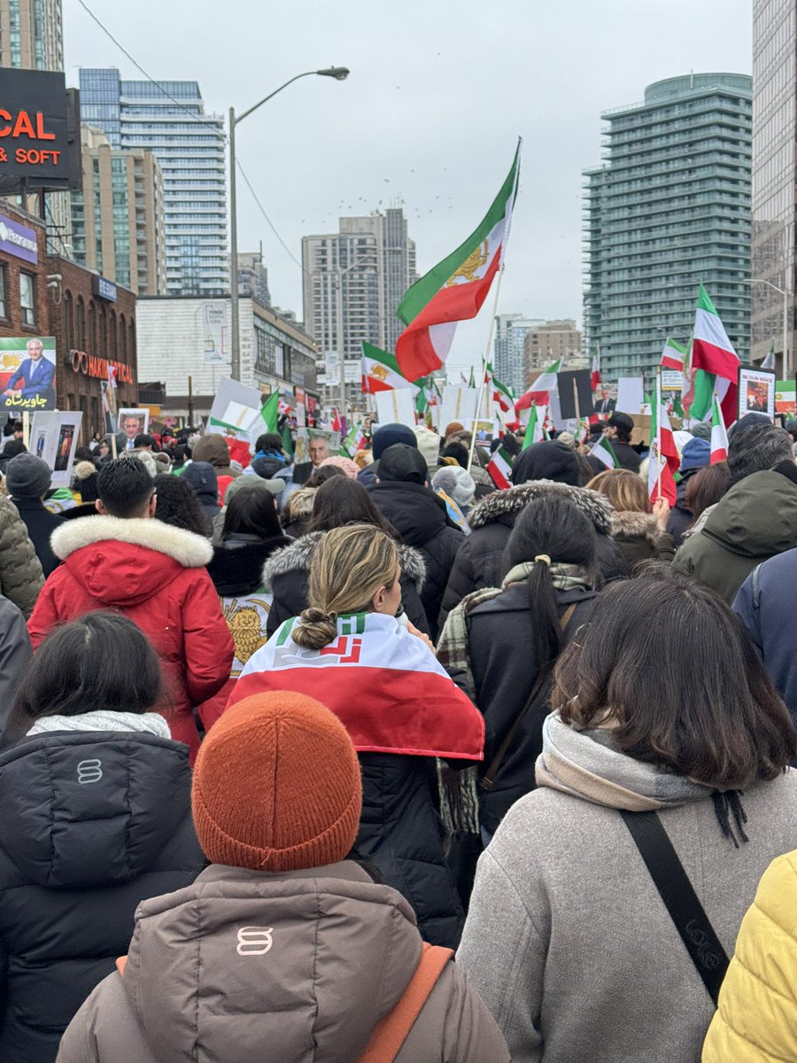 برای این که ببینید تو خیابون کسی با پرچم و شعار کسی کاری نداره.
تورنتو.