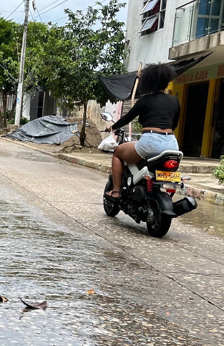 Gabriel1814764's tweet photo. Culona en moto https://t.co/Deo7nwtuqz