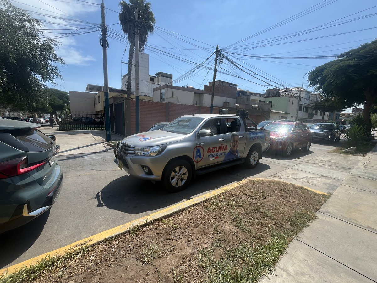 Carro de campaña de Cesar Acuña contra el trafico. Gran ejemplo