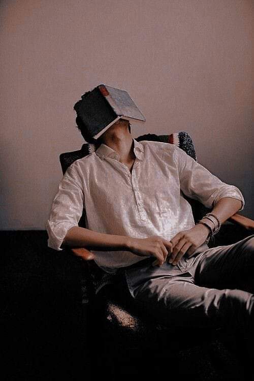 वक़्त के तराज़ू में हर शय का हिसाब होता है,
​सब्र का दामन थामे रखो तो जीत यकीनी है