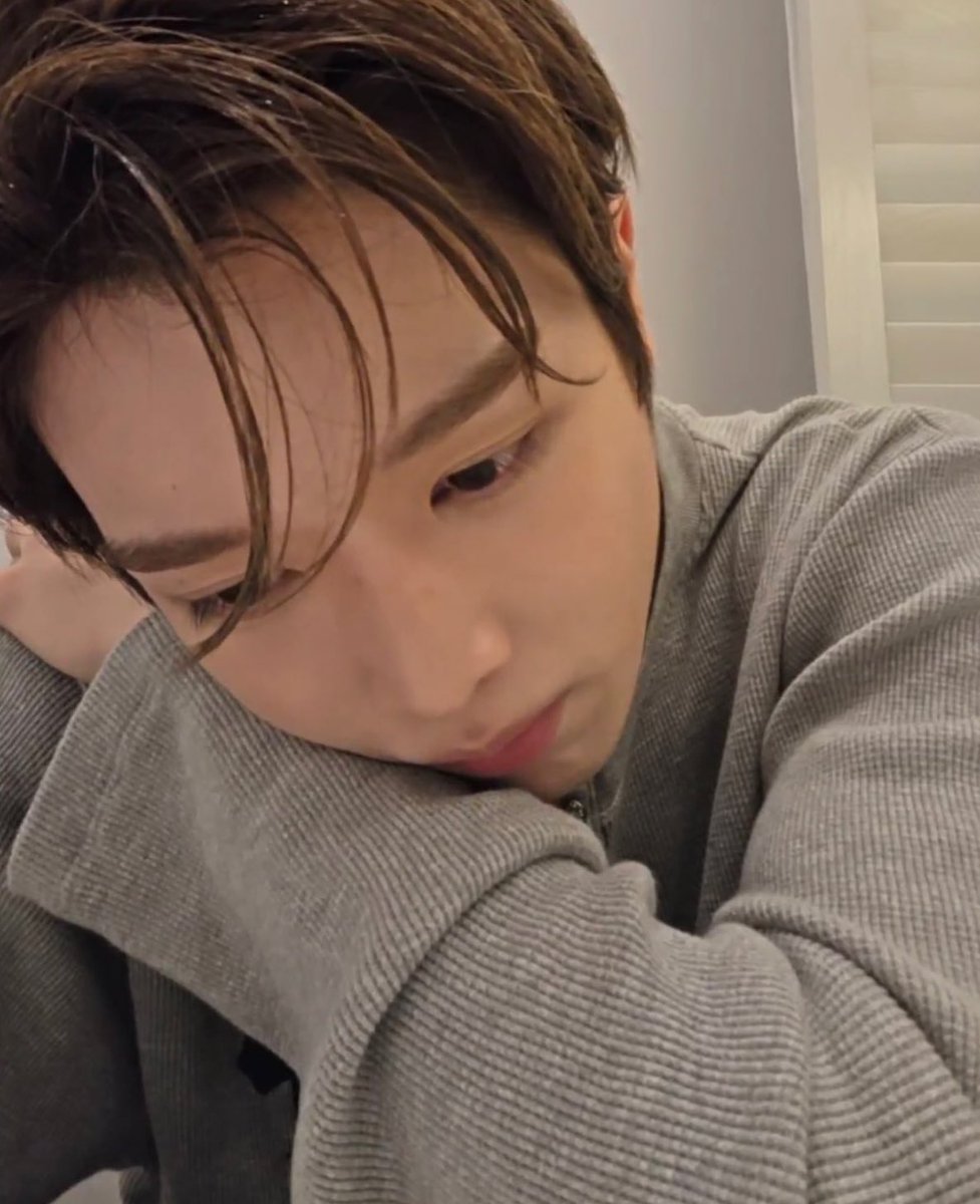 งอนหรอ
เปล่า
แล้วทำไมไม่มองหน้ากันเลย
ก็เธอไม่ยอมง้อเค้าสักที