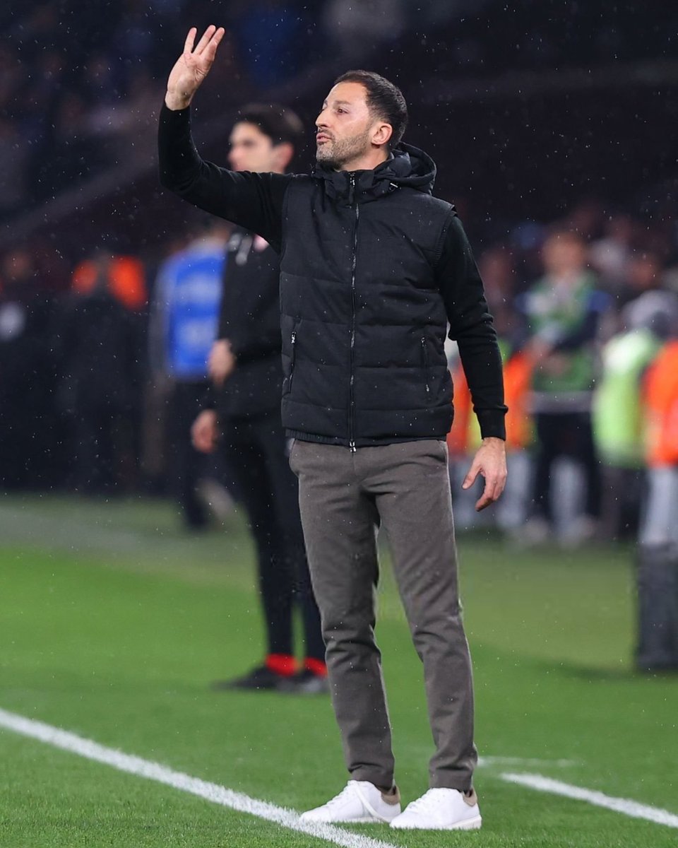 Tedesco’nun hakkını teslim etmek gerek.
Bu takımı namağlup götürmek tesadüf değil.
Disiplin, takım ruhu, birliktelik…
Hepsini sahaya yansıtan bir teknik adam.
İnşallah bu emeğin karşılığı sezon sonu şampiyonluk olur. 🏆