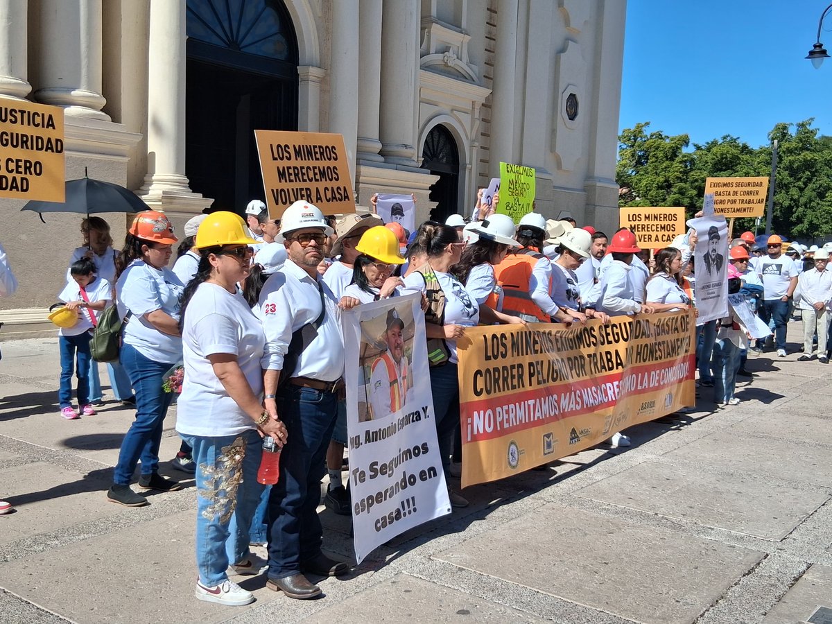 Marcha pacífica de integrantes del sector minero llega frente a la Catedral Metropolitana de Hermosillo, donde se realizará una misa en memoria de los mineros fallecidos en Concordia, Sinaloa 🪧⛪

📸 Carlos Villalba