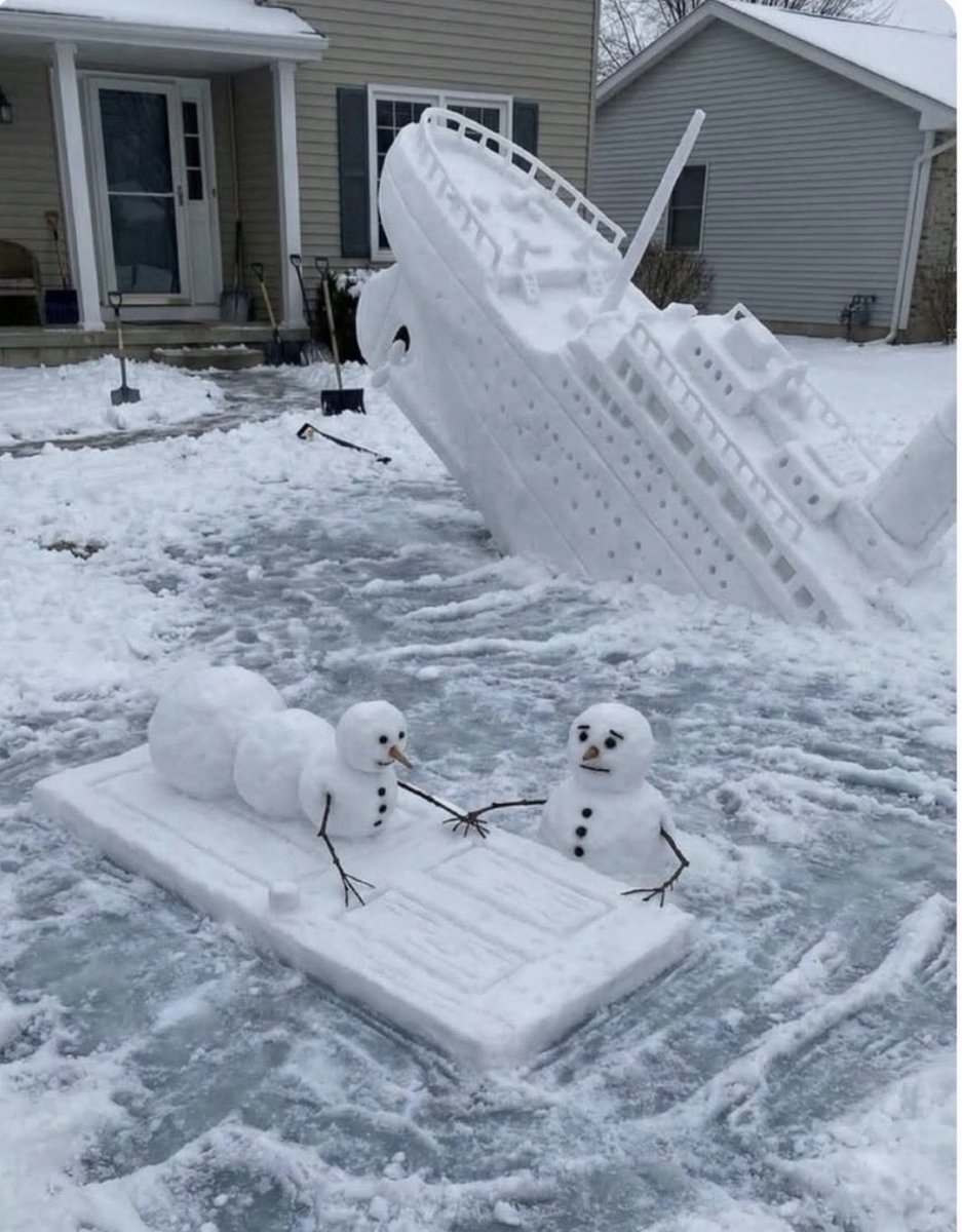 🇺🇸⛄️INSOLITE – Un Américain a refais une scène emblématique du Titanic avec des bonhommes de neiges devant son allée.
