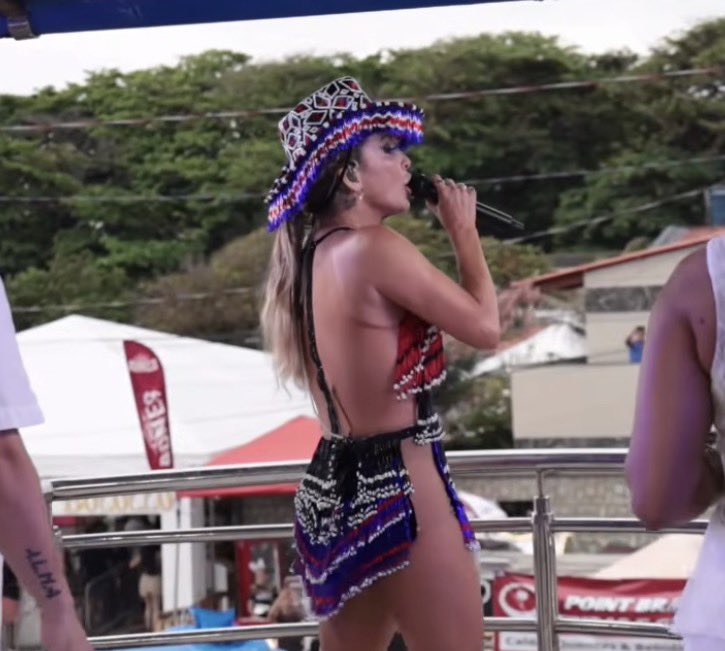 Claudia Leitte aposta em elementos do bumba meu boi maranhense no look do show de hoje, em São Luís.