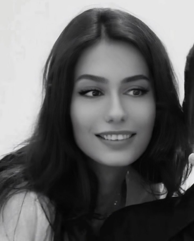 او دکتر بود، مرهمِ درد مردم؛
اما برای دردِ مادرش
هیچ نسخه‌ای نماند.
«سوختم…»
و این واژه تا همیشه
کنار نام آیدا می‌ماند…
#آیدا_حیدری