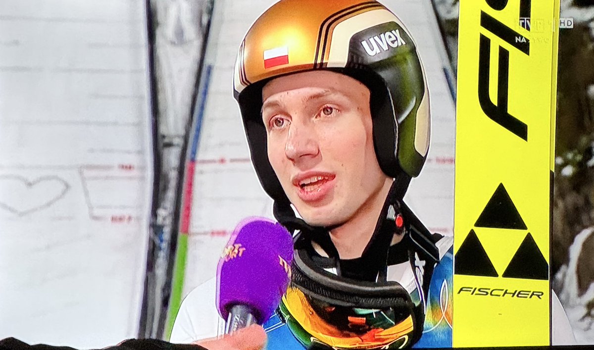 Kacper Tomasiak w wywiadzie po dzisiejszym konkursie:

Nie szło mi na treningach na tej skoczni ale przed zawodami odbyłem wideorozmowę z Leszkiem Ojrzyńskim który powiedział mi „Kacper, oni są do opierdolenia. Daj z wątroby na wyjściu z progu i dalej już pójdzie”. No i poszło.