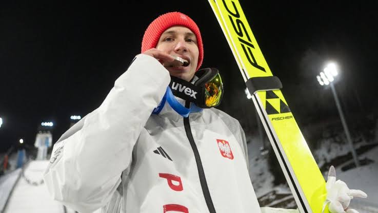 Kamil Stoch miał 26 lat, kiedy zdobył pierwsze dwa medale olimpijskie (złote w 2014).

Adam Małysz – 24 (srebro i brąz w 2002)

Kacper Tomasiak – 19!!!

Ten chłopak to nie tylko przyszłość, a piękna teraźniejszość polskich skoków. Oby takich Tomasiaków było więcej.