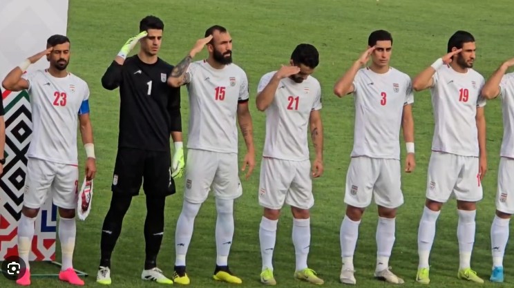 abornaei's tweet photo. در شرایطی که مشروعیت رژیم جمهوری اسلامی در صحنه بین المللی به پایین ترین میزان خود در تاریخ رسیده و درحالیکه  اعضای کادر فنی و بازیکنان تیم هم به #سلاخی_فله‌ای مردم واکنشی نشان ندادند ،‌ حذف #تیم_ملی جمهوری اسلامی از مسابقات جام جهانی ۲۰۲۶ آمریکا می تواند ضربه سهمگین دیگری برای مشروعیت این نظام جنایتکار باشد.
تلاش برای حذف این تیم و نامه نگاری با #فیفا و نهادهای موثر در این برهه زمانی حساس از اهمیت زیادی برخوردار است.
نظر شما چیست؟
#حذف_تیم_ملا