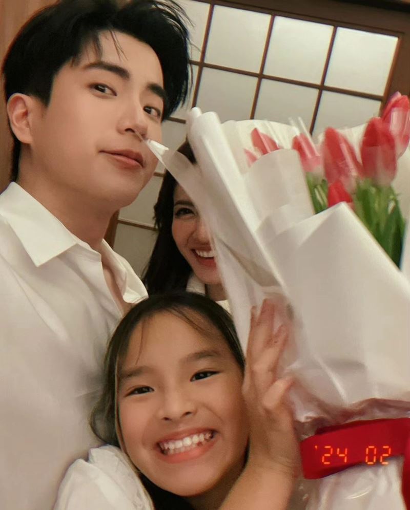 ใดๆคือชอบฟิลนี้
ในฐานะที่ฉันเองก็เป็นลูกติดของพ่อและของแม่ตัวเอง และพ่อแม่ก็ให้ความสำคัญกับเรา ก่อนแฟนใหม่(ทั้งหลายแหล่ 5555)เสมอ

ดีใจที่เค้าให้ความสำคัญกับลูกคนแรก (โอเคอาจจะเพราะสังคมจับจ้องด้วยส่วนนึง แต่มันก็ดูมาจากใจด้วยเช่นกัน) #ทิมก้อย