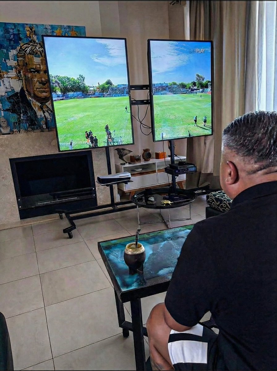 Acá mirando el ascenso en dos pantallas de 15 pulgadas