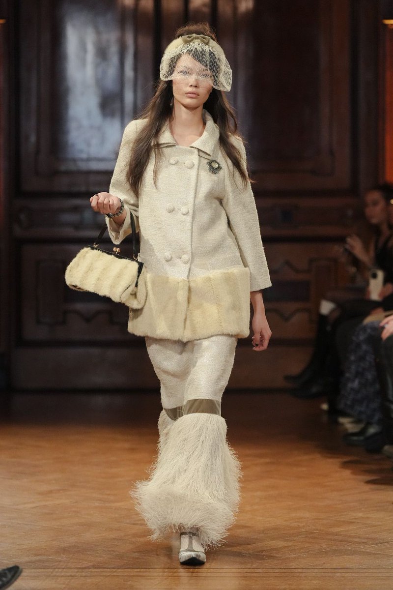 Lace, faux fur and satin of ✨️Anna Sui✨️ Fall/Winter 2026.🪡