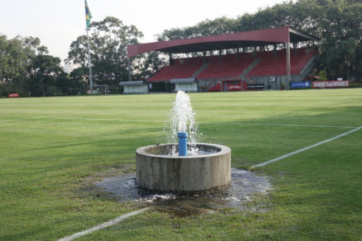 🚨 a diretoria do São Paulo hoje pela manhã inaugurou um poço artesiano no CT da barra funda, o poço foi construído durante a gestão casares.

Alguns jogadores provaram da água do poço entre eles Gonzalo tapia que declarou "Con esta agua ya no fallaré más el gol."