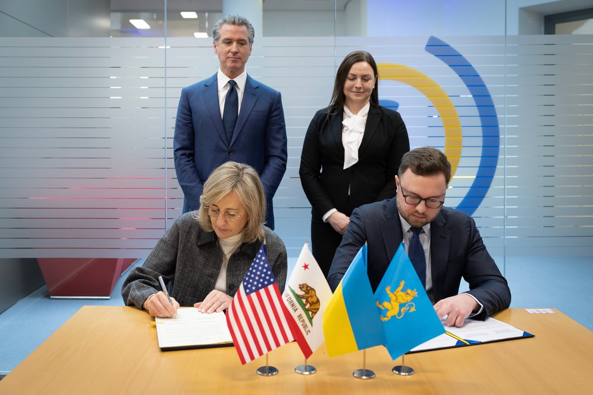 Honored to meet with Deputy Governor Oleksandr Kulepin of Lviv, Ukraine to oversee the signing of an MOU between California and Lviv Oblast.

We’re strengthening trade, supporting sustainable reconstruction and economic development, and deepening our sister-state partnership.