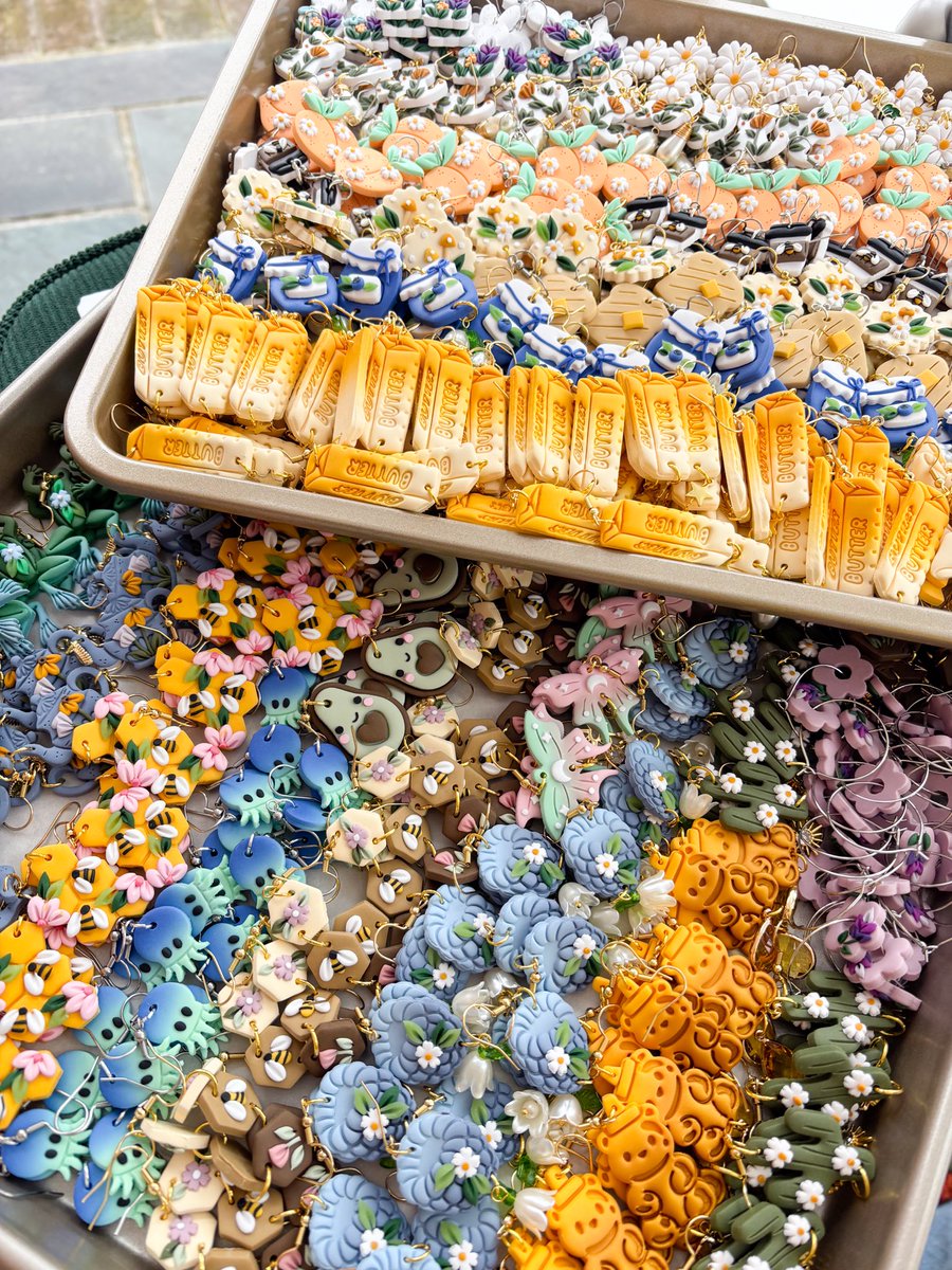 aimee makes earrings • tweet media