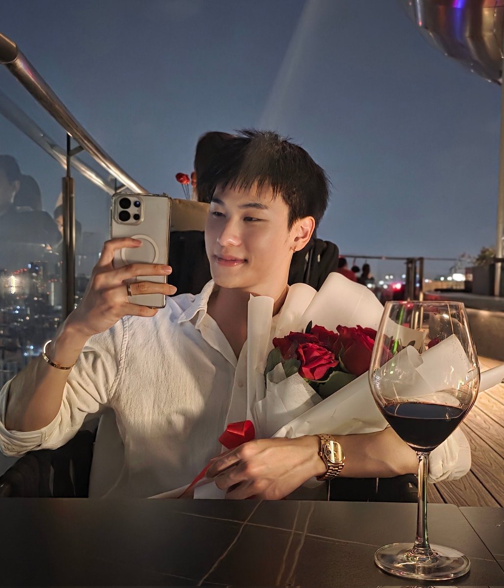 Showing off their rings and bouquets of roses, #DaouOffroad had a romantic dinner on Valentine’s Day. 🌹