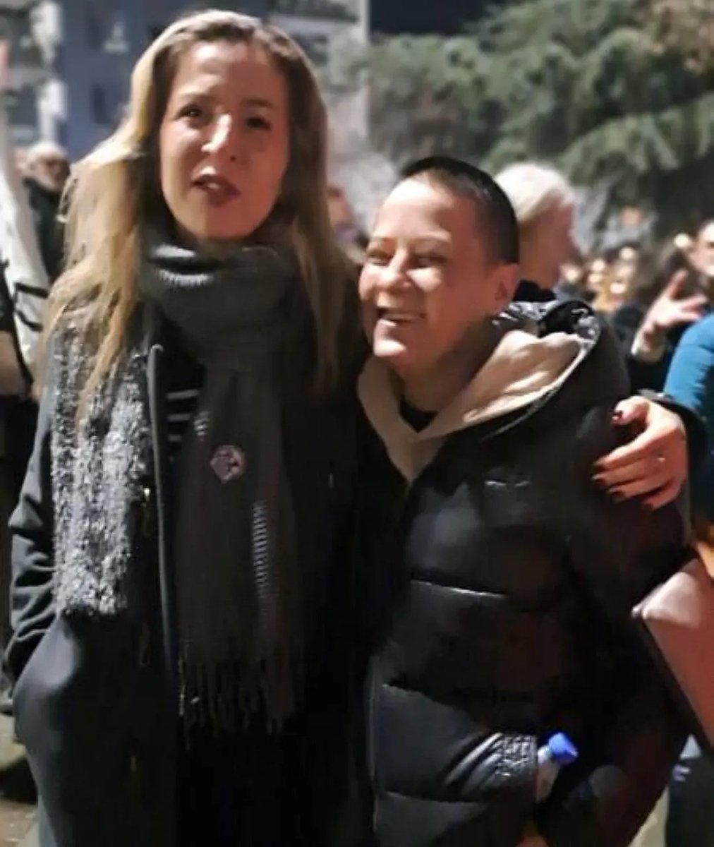 Srbijo_majko's tweet photo. Тужитељка и мајор полиције! Ово ми плаћамо.
Па маму ти јебем ако ти није добро скини униформу и врати све што си од службе добила и ти и теби слични. Мајку вам јебем, нападају вам колеге а ви ликујете.
Повраћа ми се! https://t.co/eXzWhuxR0T