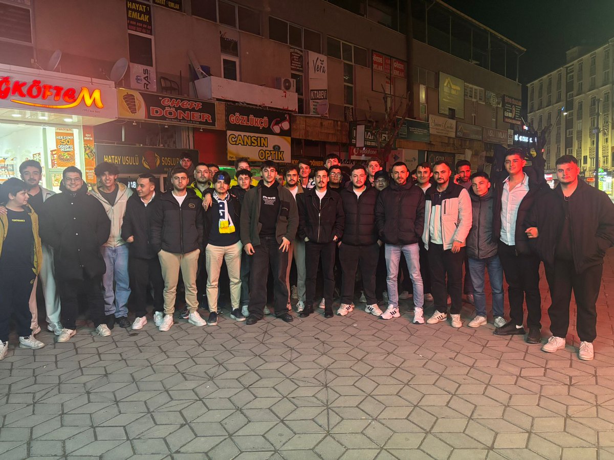 EregliLise's tweet photo. YOKLUĞUN ZULÜM BİZE!

Fenerbahçe'miz tr*bzonzpor maçını hep birlikte izledik.

#Eregligfb https://t.co/xOqD1vktck