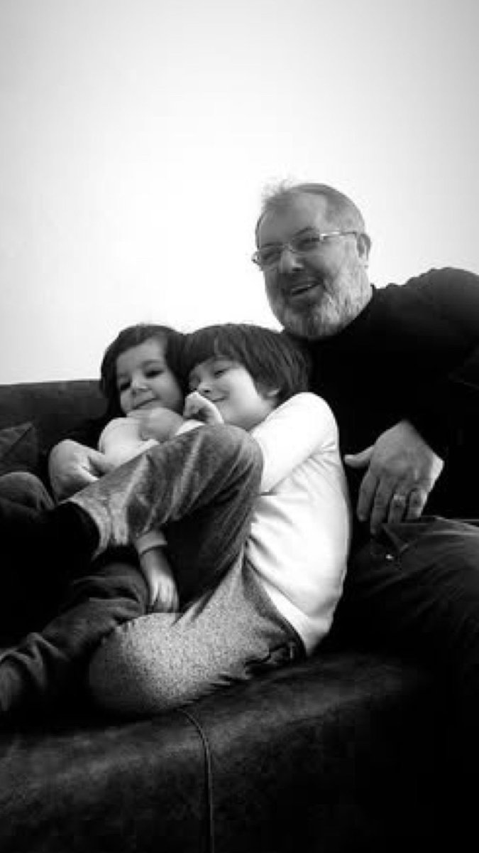 Sevgi; bir çiçekte değil, bir hediyede değil…
Sevgi; dizinin dibine sokulup gülümseyen iki masum yürekte saklıdır.

Bugün anladım ki en güzel Sevgililer Günü, torunların “dede” diye sarıldığı gündür. 🤍

#Sevgi
#Aile
#TorunSevgisi
#EnGüzelHediye
#Şükür
#SevgililerGünü